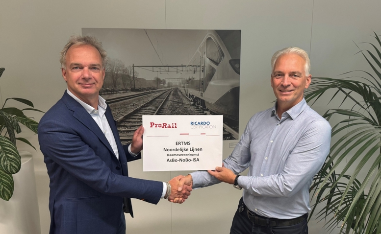 Aschwin van der Lugt, ProRail (right) and Jeroen Zuidervaart, Ricardo (left) mark the start of the project.