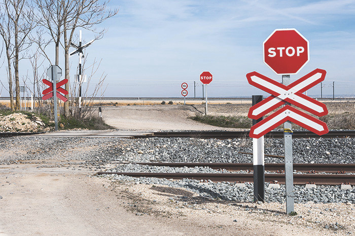 Improving Railroad Crossing Safety Insights News And Insights Ricardo   Shutterstock 390901951 Lx Wavetrain 